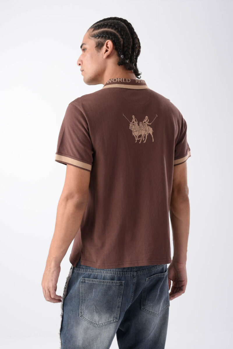 بولو شيرت رجال قهوة، قصّة عادية