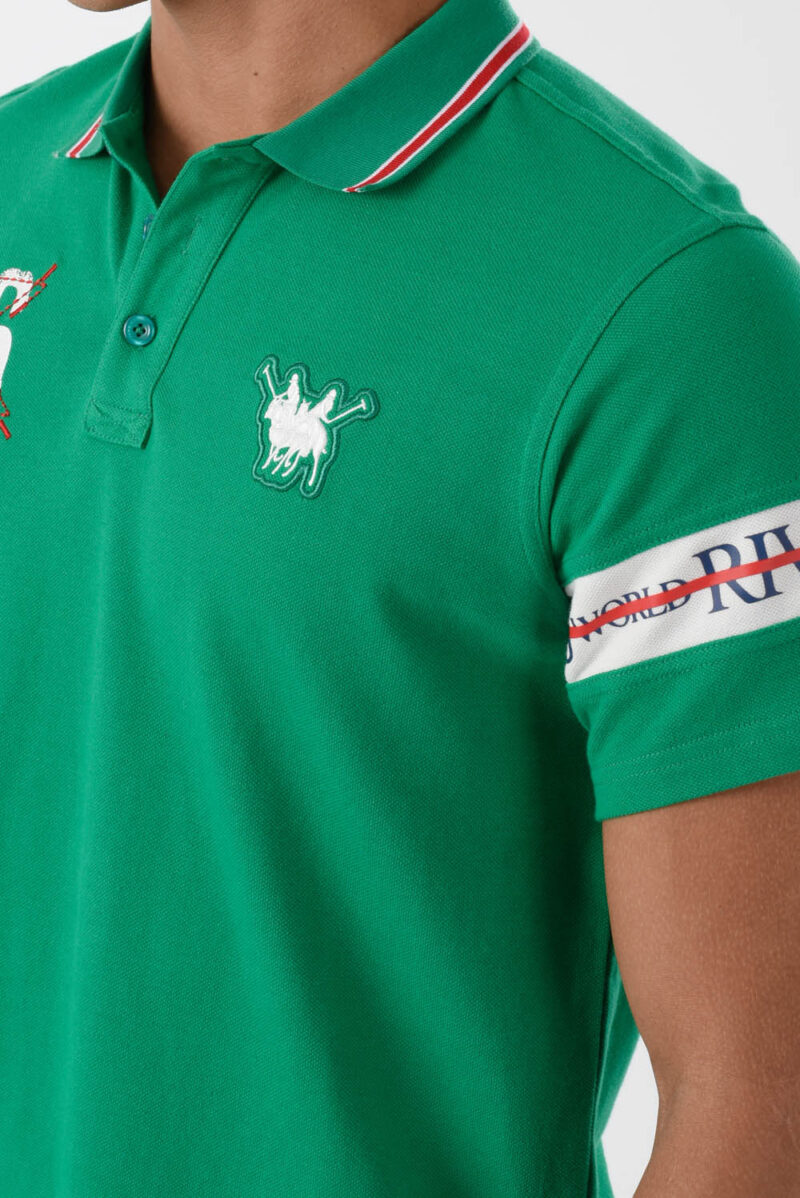 بولو شيرت رجال اخضر، قصّة عادية